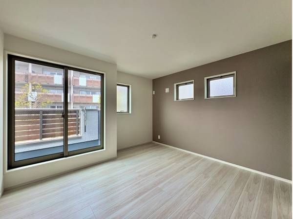 バルコニーに続く大きな窓