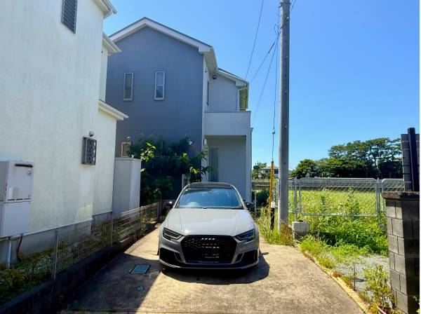 カースペースも完備！前面道路は幅員4mでお車の出し入れも安心