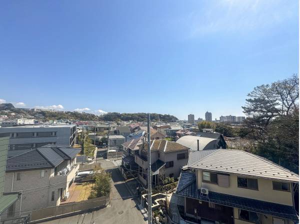 接道との高低差がもたらす抜けた眺望