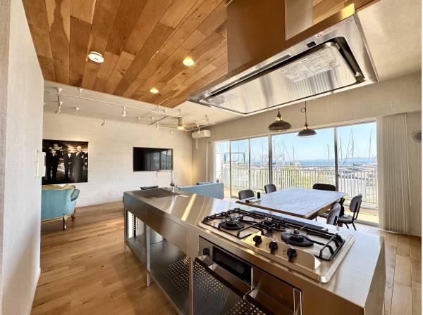 キッチンからリビング全体が見渡せるオープンな設計