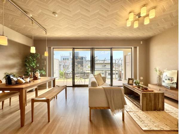 家族の時間が自然と集まる、心地よいLDKの広がり。