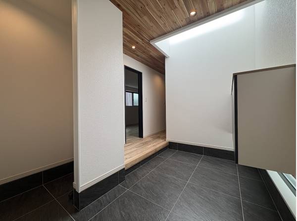 広々とした玄関スペース