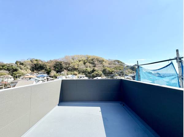 ルーフバルコニーは日当たり良好です