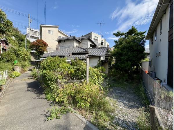現地は古家がありますが解体後更地にてお引渡しします。