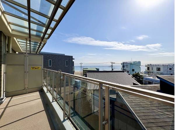 チェアを置いて波音に耳を傾ける贅沢なひと時を…