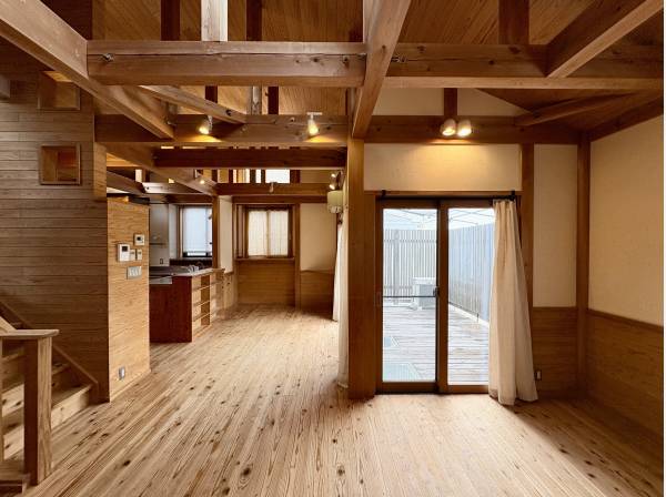 ウッドデッキで朝食を楽しむ事もできそうです