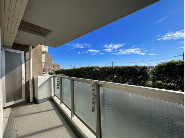 青空の下で洗濯物も気持ちよく乾く、開放的なバルコニー。