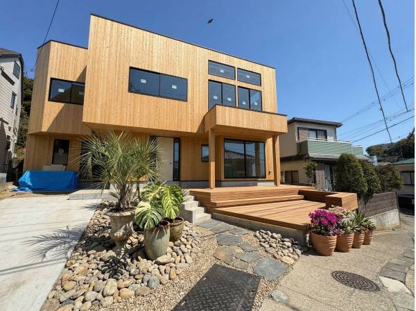 周囲の緑に馴染むような木張りの外観。ウッドデッキ、植栽はCGによるイメ