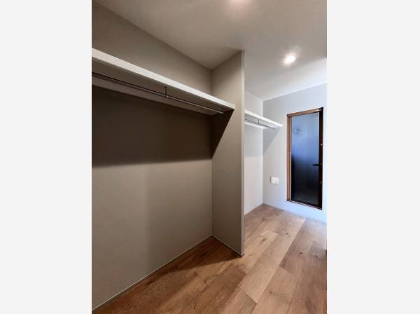 奥行きのあるWICはアウトドア用品なども余裕を持って置けそうです