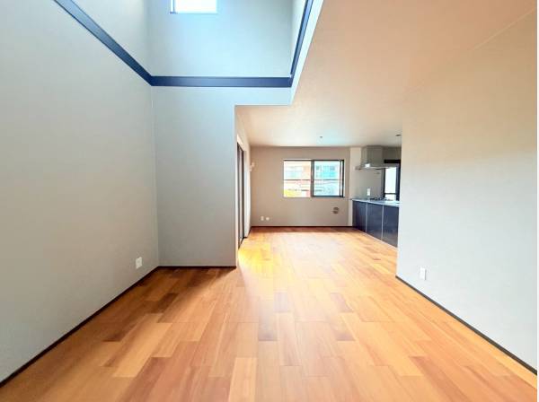 開放感あふれる吹き抜けとゆとりのLDK、広さは17.9帖！