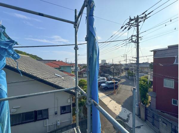 低層住居中心の地域。2階相当の位置からずいぶん遠くまで見渡せました。