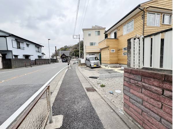 前面道路。葉山町のメイン通りと接道しています
