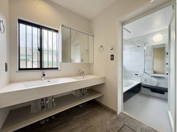 水栓が二つある利便性のある洗面台