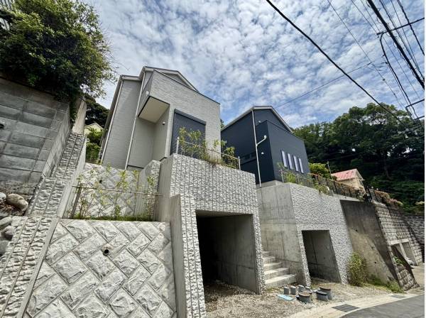 高台にそびえ立つモダンな外観
