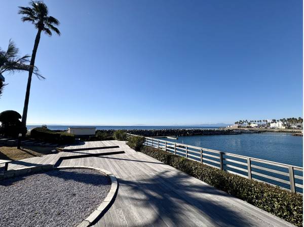 共用部のデッキスペース、毎日のお散歩も楽しくなります。