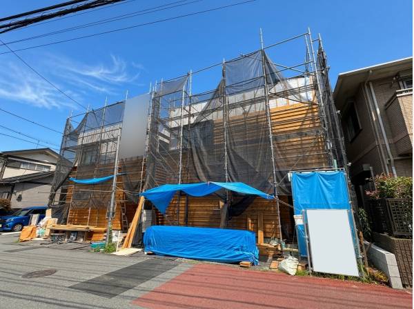 板張りの迫力ある外観が特徴のデザイナーズハウス