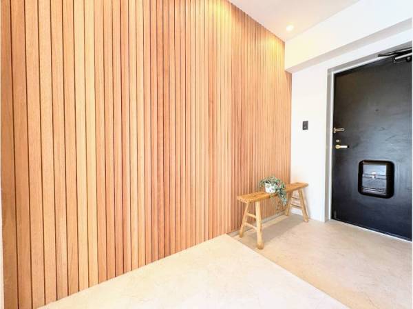 ゲストを優雅に迎える、間接照明が美しい上質な玄関。