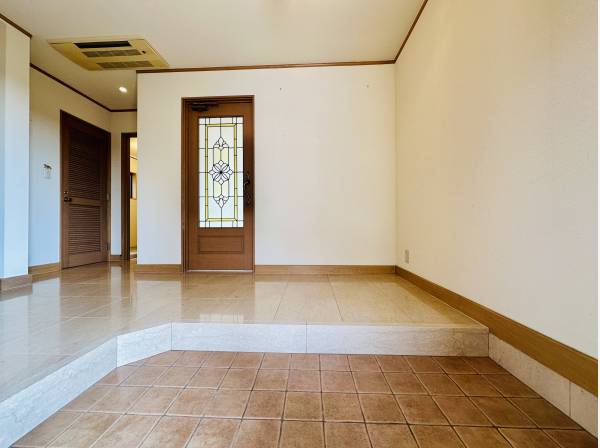 玄関ホールもご覧の開放感です