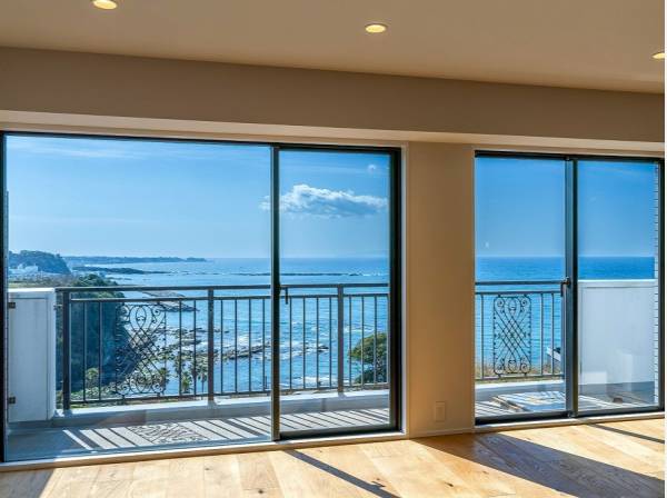 窓いっぱいに広がる湘南BLUE