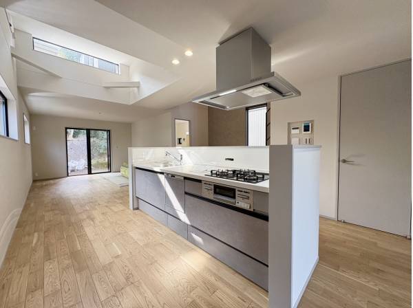 アイランドキッチンで開放的なLDK