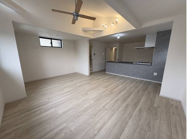 リビングは吹き抜けで開放感が有ります！