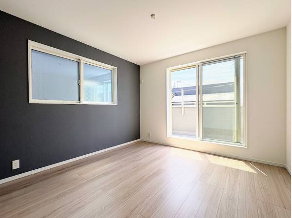 バルコニーへとつながる洋室