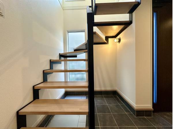 階段は鉄骨造のスケルトン/抜け感と開放感を感じます