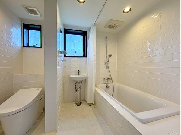 バスルームは１階と３階に２か所。３階バスルームはホテルライクに