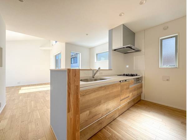 室内デザインと統一した木目調のシステムキッチン