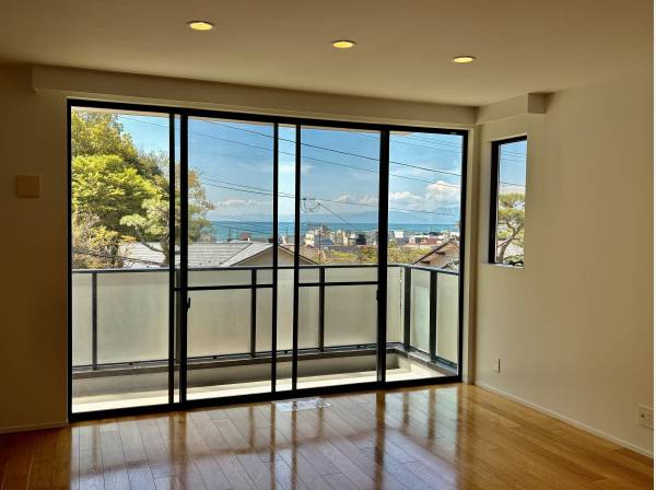 大きな窓から海が望めます