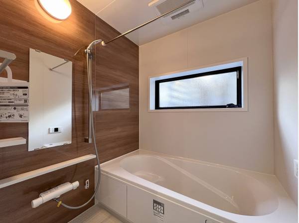 室内と統一感のあるデザインのバスルーム