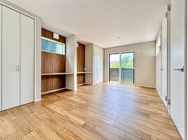 寝室の内１室は現在１１帖有り、しっかり２部屋に間仕切れるように設計されています