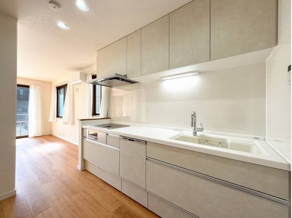 奥のキッチンまで採光が伸びる明るい空間