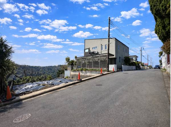 ゆるやかな坂の先に広がる、静けさと開放感のある街並み。