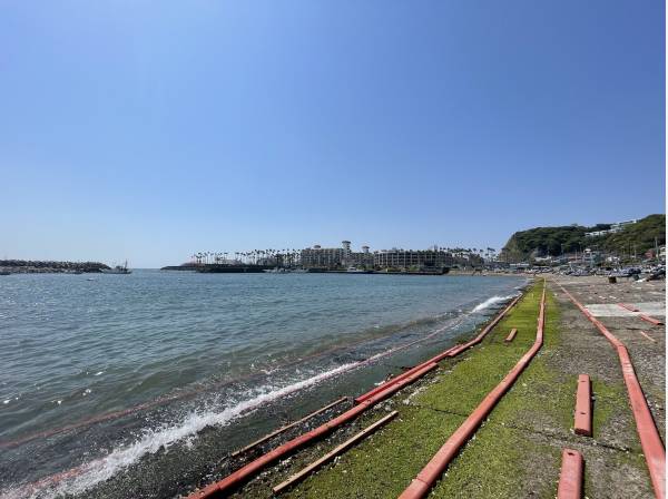 マンション横には透き通る海岸があります