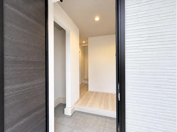 明るい木目の床と白い壁が迎える玄関は毎日の帰宅が楽しみになる空間です。
