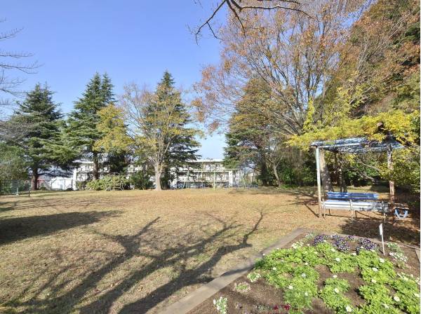 アザリエ東公園まで徒歩2分（約110m）