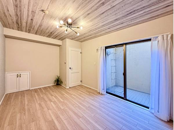 地下1階の寝室は約8.6帖ございます。