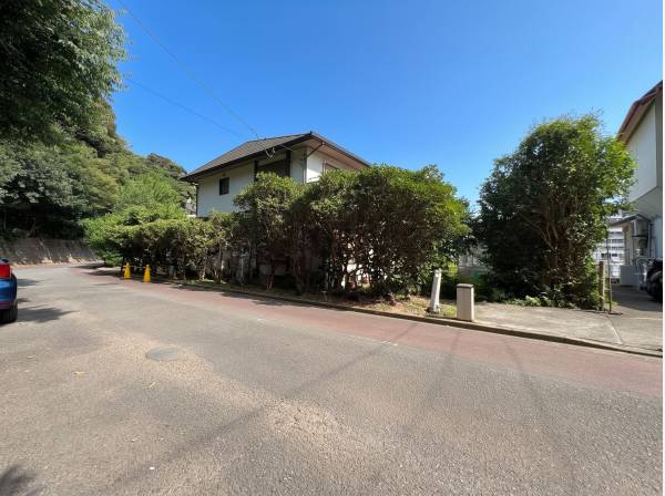 前面道路は交通量が少なく、静かな環境です