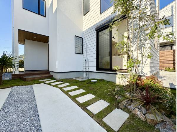 玄関アプローチには植栽などを植えるこだわり！