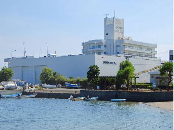 徒歩約３分の佐島マリーナ、エリアのシンボリック的な存在です。