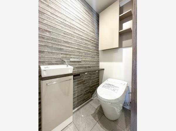 リフォームによって新たにエコカラットが張られたサニタリー