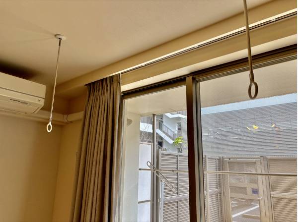 部屋には室内干しがありますよ。