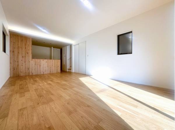 キッチン腰壁も統一されたぬくもり溢れるデザイン