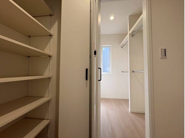 パウダールームからは大容量のファミリークローゼットへ！