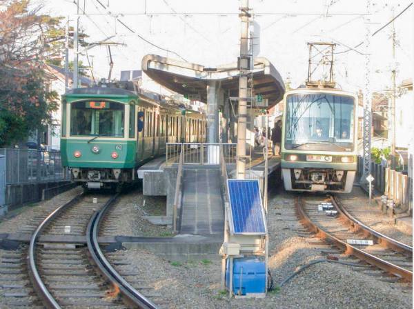 江ノ電では数少ないすれ違いが出来る「鵠沼」駅。沿線住民の大切な生活路線