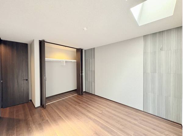 天井窓から光が覗き込む明るい洋室