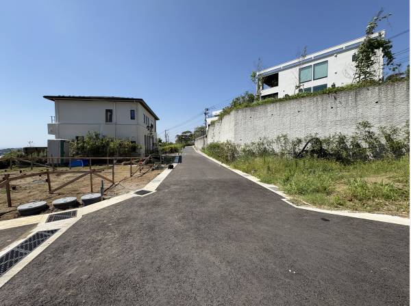 開発された道路も広く、大きい車もスムーズ駐車可能です。