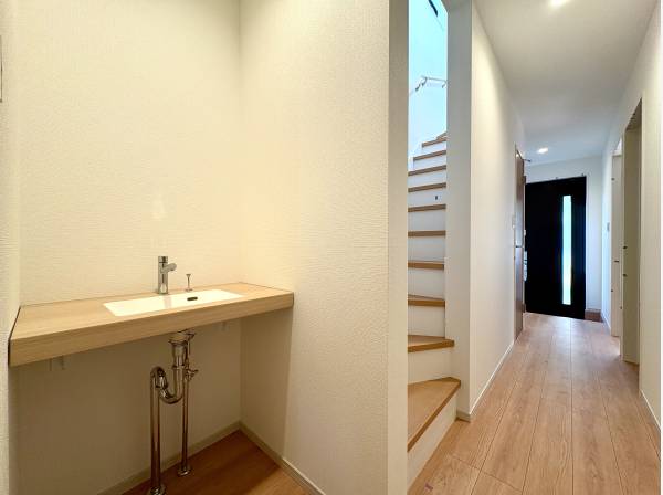 玄関エントランスには手洗いカウンターを完備