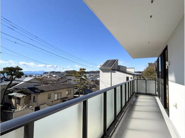 ワイドバルコニーから望む材木座の景色